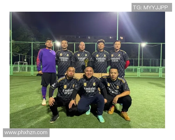 当足球巨星放声大笑时激情与魅力在球场之外同样闪耀 当足球巨星放声大笑时激情与魅力在球场之外同样闪耀